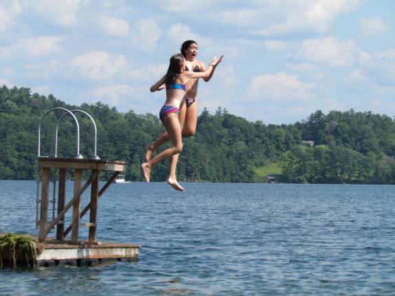 A Bebel e a Matilde se divertem no lago em frente à casa, em Lakeville, estado de Connecticut, nos Estados Unidos